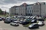 Kolem areálu brněnského Masarykova onkologického ústavu zmizí od června postupně až třetina parkovacích míst.