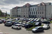 Kolem areálu brněnského Masarykova onkologického ústavu zmizí od června postupně až třetina parkovacích míst.