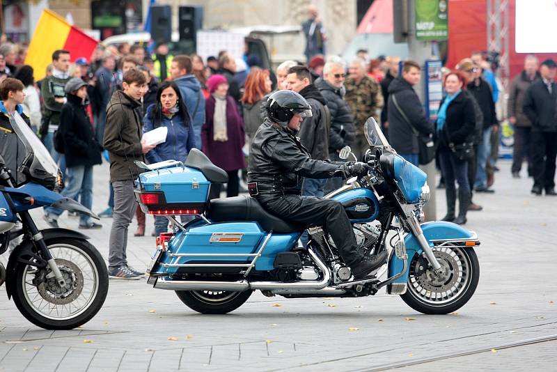 Na demonstraci proti islámu přišlo ve středu odpoledne na náměstí Svobody v Brně podle mluvčího městské policie Jakuba Ghanema kolem 1500 lidí. Přijelo i 70 motorkářů.