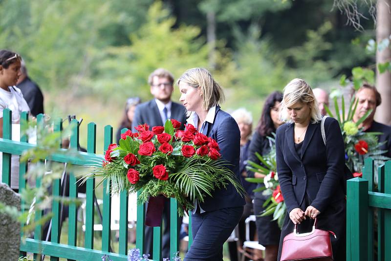 Stovky lidí si v Hodoníně u Kunštátu na Blanensku připomněly při pietním aktu k oběti holocaustu Romů a Sintů.