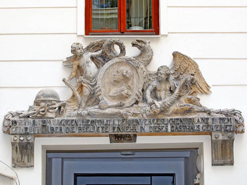 Stará supraporta zdobí dvůr domu číslo sedm v Orlí ulici. Patřil hostinici, který tam původně stál.