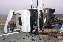 Dopravní nehoda kamionu a dodávky zablokovala dálnici D2 ve směru na Bratislavu u Velkých Němčic.