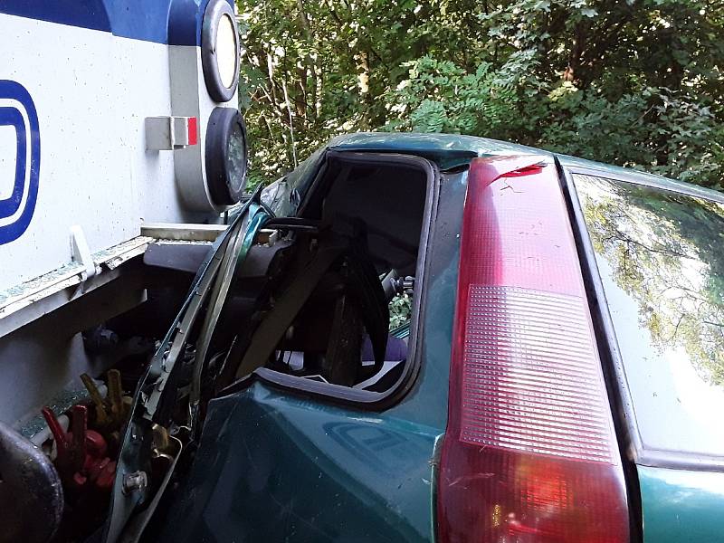 Osobní vlak srazil ve středu ráno auto na železničním přejezdu v Ivančicích. Řidička vozu zemřela.