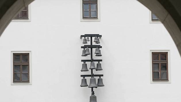Patnáct zvonů rozeznívá každý den prostory špilberského nádvoří.