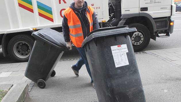 Redaktor Deníku Rovnost Petr Jeřábek si vyzkoušel práci popeláře.