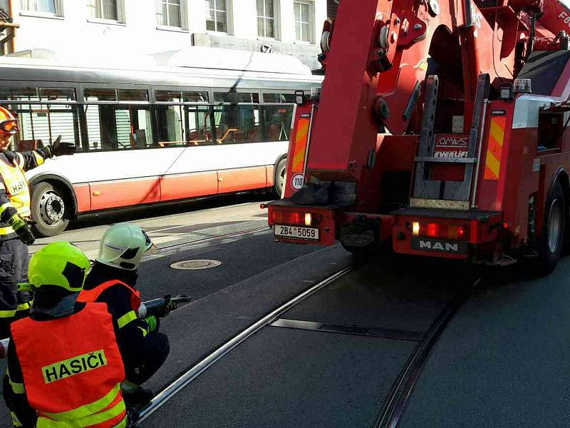 Na křižovatce mezi Táborskou ulicí a ulicí Životského zůstaly tramvaje linek 8 a 12 stát kvůli kamionu.