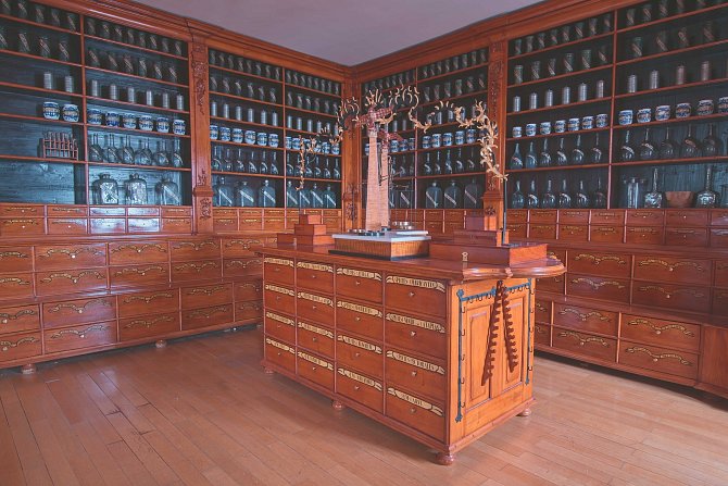 Největší exponát jedné z nejstarších částí sbírky Muzea města Brna nabízí unikátní soubor lékárnického inventáře z osmnáctého století s více než pěti sty položkami.