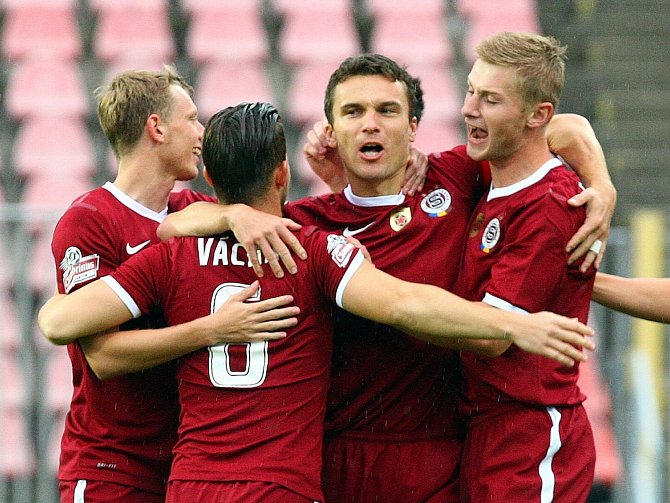 Jakub Brabec (úplně vpravo) oslavuje se spoluhráči gól v síti Znojma.  