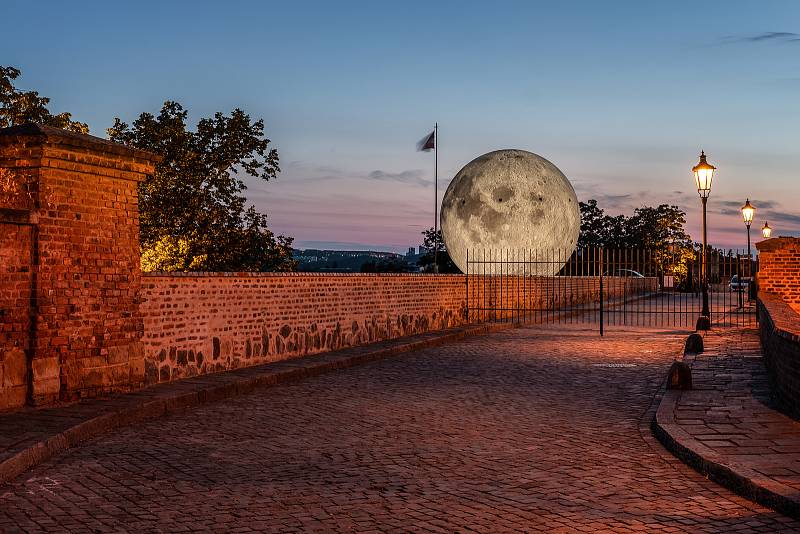 Nafukovacího Měsíce a Země se už lidé v Brně dotknout mohli. Nyní je čeká Mars.
