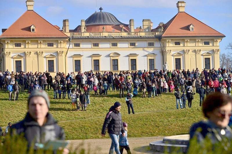 Slavkov u Brna - srovnání místa před a po zákazu pohybu bez zakrytých úst a nosu