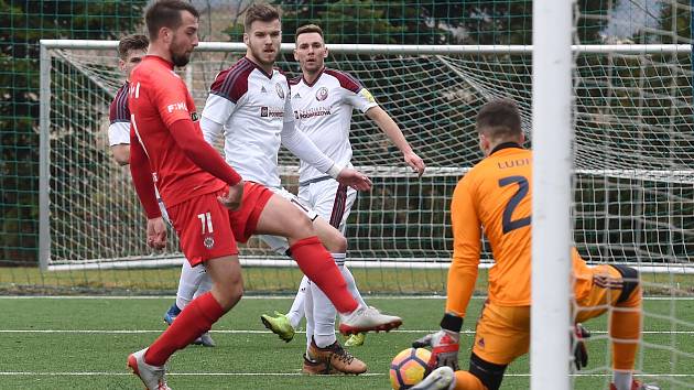 Brno 15.2.2020 - přípravné utkání mezi FC Zbrojovka Brno (Adam Fousek) v červeném proti FK Železiarne Podbrezová