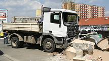 Nehoda nákladního auta v Palackého třídě v Brně.
