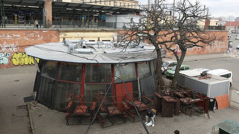 Stánky mezi podchodem pod hlavním nádražím v Brně a obchodním domem Tesco.