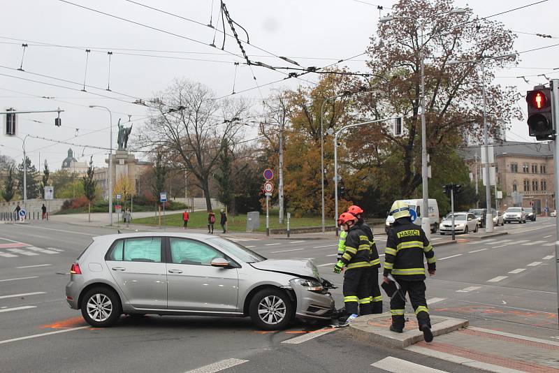 Srážka dvou aut omezila v pátek dopoledne provoz mezi ulicemi Milady Horákové a Koliště.