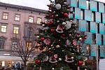 Vánoční strom na náměstí Svobody v Brně už zdobí koníci, vločky a baňky.