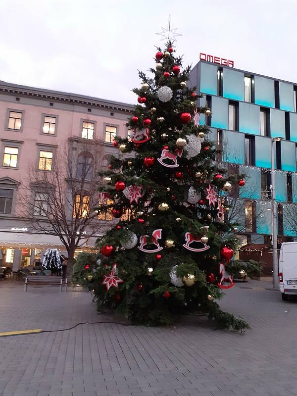 Vánoční strom na náměstí Svobody v Brně už zdobí koníci, vločky a baňky.