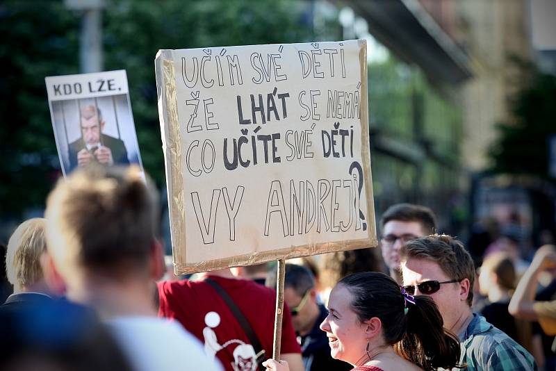 Další protesty proti chování prezidenta Miloše Zemana a ministra financí Andreje Babiše. V Brně se 17. května sešli lidé na náměstí Svobody na demonstraci Proč? Proto!