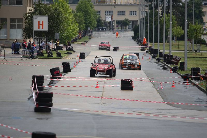 Přehlídka závodních aut a motorek Brno Revival Mezi pavilony. 