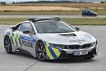 Supersport BMW i8. Policie si od auta slibuje hlavně větší ukázněnost řidičů na dálnici.