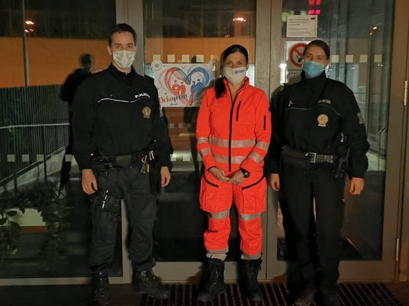 Policisté poděkovali jihomoravským zdravotníkům za práci velkým srdcem.