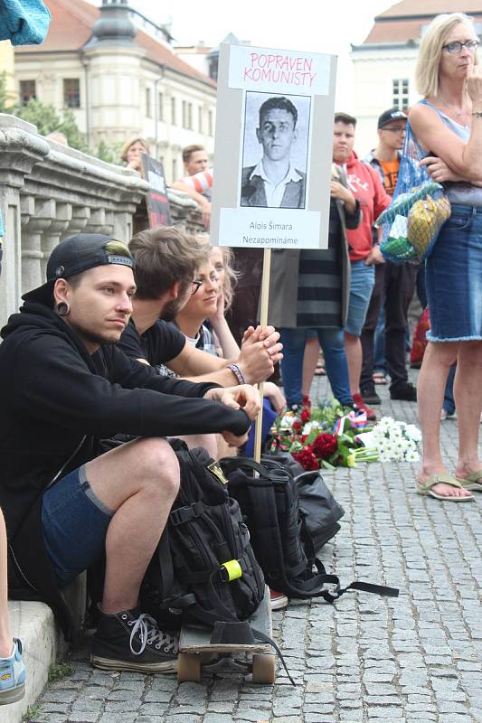 Na náměstí Svobody protestovaly proti komunismu stovky lidí.