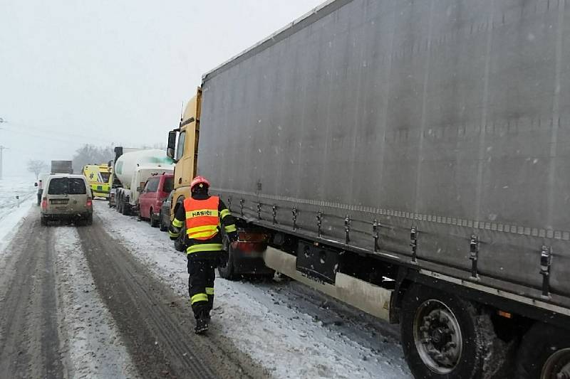 Jihomoravští hasiči zasahovali u několika nehod na zasněžených silnicích. Například na silnici I/53 u obce Dobšice a na silnici I/50 u Holubic.