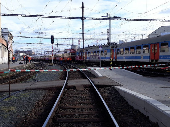 Na brněnském hlavním nádraží se srazily dva vlaky.