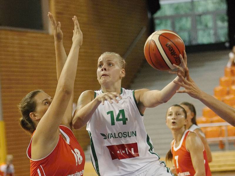 Basketbalistky brněnského Valosunu (v bílém) ladily formu na novou sezonu od pátku do neděle na domácím Valosun Cupu, který zakončily s bilancí jedné výhry a jedné prohry. 