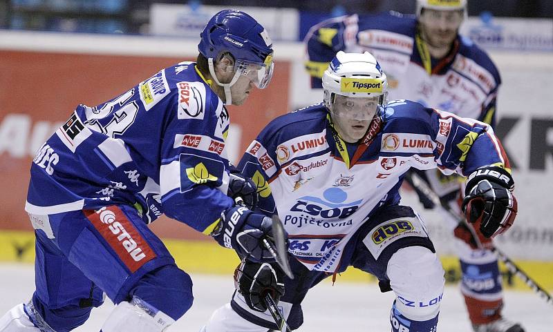 Hokejové utkání Tipsport extraligy v ledním hokeji mezi HC ČSOB Pojišťovna Pardubice (v bílém) a HC Kometa Brno (v modrém) v pardubické ČEZ Areně.