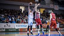 Brněnští basketbalisté (v bílém) oslavili postup do semifinále, když zdolali 4:3 na zápasy Pardubice.