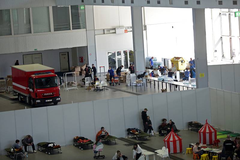 Asistenční centrum pomoci uprchlíkům na brněnském výstavišti a stavba dětského koutku z darů firmy Ikea.