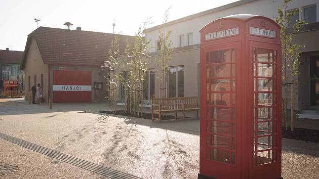 Typická červená telefonní budka společně s dvoupatrovým autobusem, napodobeninou legendárního doubledeckeru, navodí v návštěvníkovi Bedřichovic pocit, že se ocitl na londýnském náměstí u Temže. Náves vznikla podle návrhu brněnské umělkyně Kateřiny Šedé.