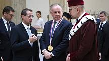 Slovenský prezident Andrej Kiska převzal na brněnské Masarykově univerzitě zlatou medaili.