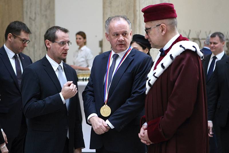 Slovenský prezident Andrej Kiska převzal na brněnské Masarykově univerzitě zlatou medaili.