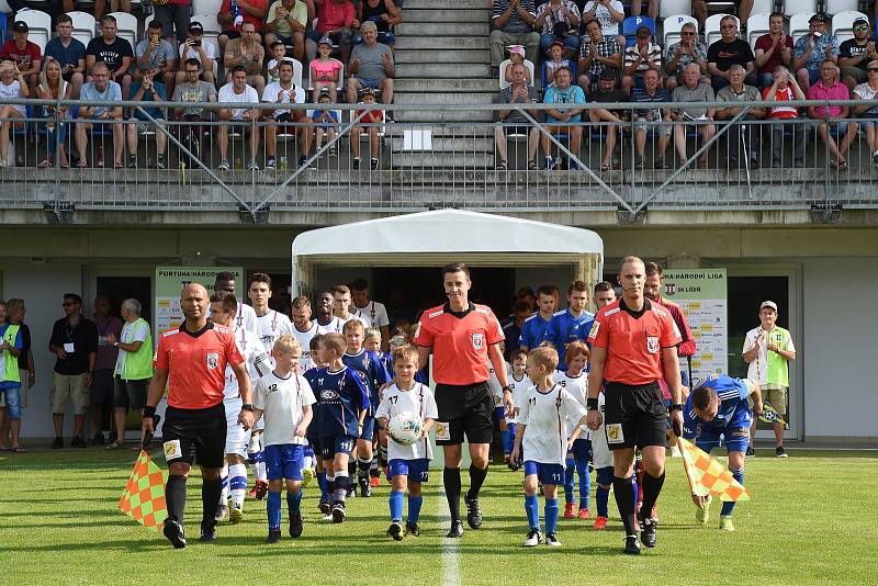 První kolo druhé ligy mezi domácí SK Líšeň (v bílém) a fotbalovým klubem z Varnsdorfu.