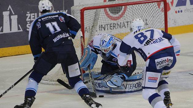 Hokejisté brněnské Komety (v bílém) vyhráli i třetí utkání semifinále play-off extraligy nad Plzní, tentokrát 3:2, a v sérii vedou už 3:0 na zápasy.