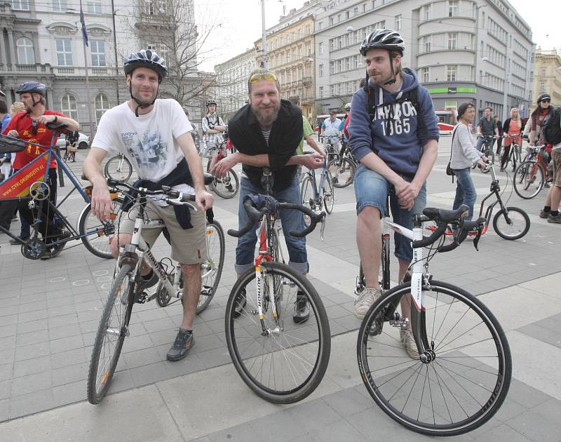 V šatech, obleku nebo teplácích vyrazilo ve čtvrtek v podvečer tisíc sto cyklistů z Moravského náměstí v Brně. Při Velké jarní cyklojízdě se vydali až na bývalý fotbalový stadion Za Lužánkami.