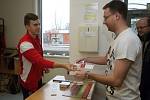 Darovat krev a ještě přitom získat lístky na sobotní utkání Zbrojovky s Olomoucí? Takovou možnost měli ve čtvrtek od osmi hodin ráno do poledne pacienti ve Fakultní nemocnici Brno. 