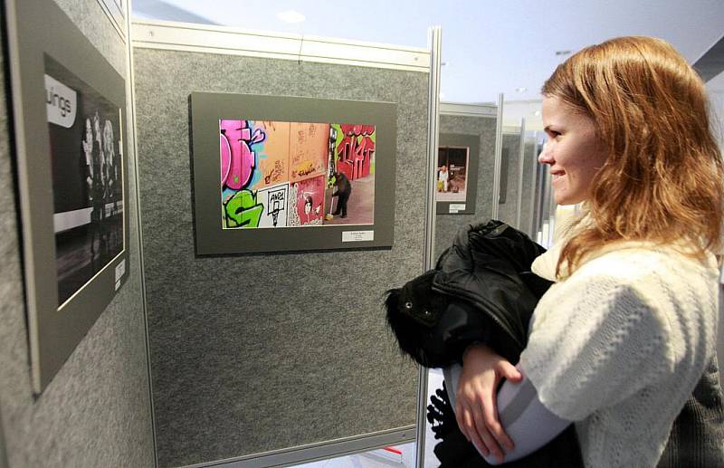 Zahájení putovní výstavy studentských fotografií z různých evropských univerzit, které mají přiblížit integraci v EU.