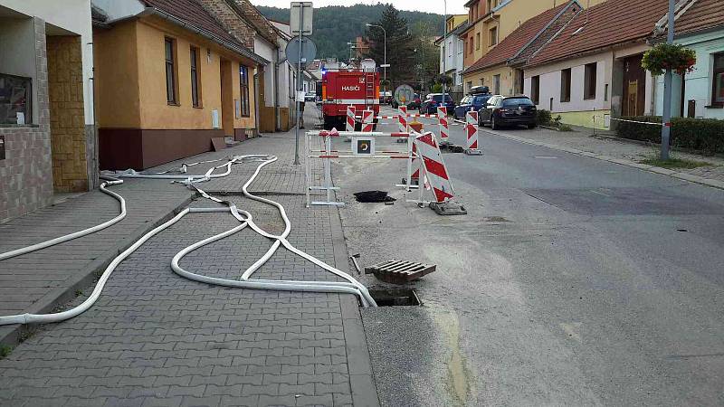 Voda po havárii zatopila sklep domu v Jundrově. Kvůli tlaku vody se tam zřídila zeď.