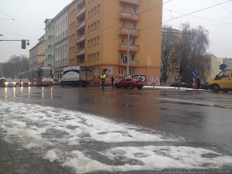 Zmatek, stres, nevědomost. Takové pocity provázely v pondělí ráno většinu Brňanů. Na třídě Kapitána Jaroše po sedmé hodině ráno řešili hasiči výbuch plynu v podzemí v oblasti pod místním gymnáziem a kvůli tomu evakuovali stovky lidí.