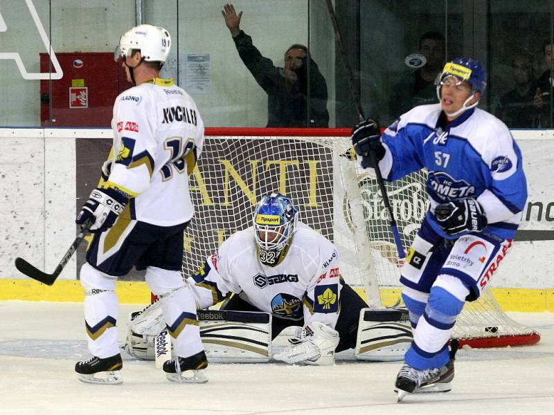 HC Kometa Brno (v modrém) vs. Rytíři Kladno.