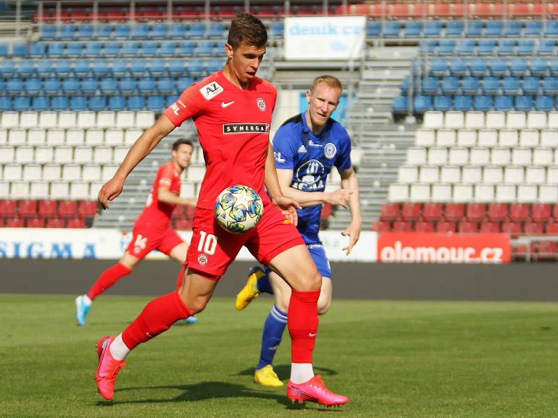 Fotbalisté Zbrojovky Brno (v červeném) prohráli oba přípravné duely na hřišti prvoligové Olomouce. Foto: Petr Nečas