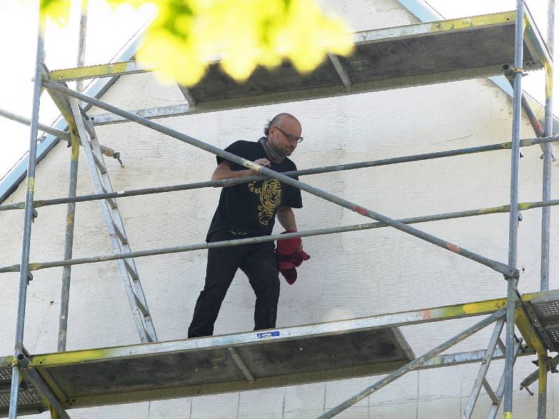 Sochař Michal Blažek protestuje na budově Domu umění v Brně.