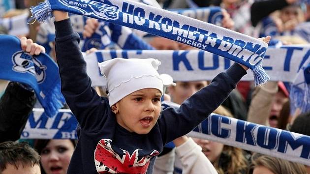 Brněnské Moravské náměstí v sobotu bouřilo. Hokejoví fanoušci se ale nedočkali vytouženého vítězství Komety nad Spartou a postupu do finále.