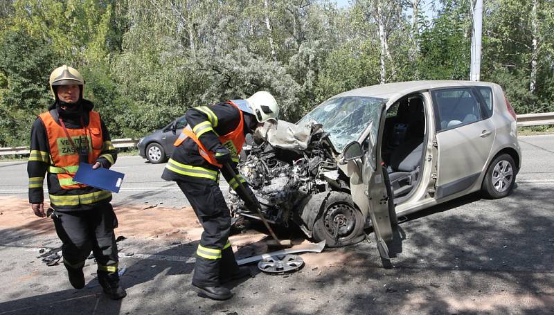 Dvě osobní auta se srazila v brněnské Rokytově ulici nedaleko tamního obchodního centra. Při nehodě se zranili dva lidé.