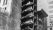 První vertikální parkoviště z roku 1932 ve Spojených státech amerických.