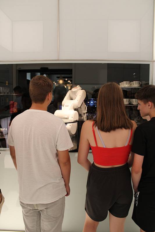 Návštěvníky nové kavárny v Uměleckoprůmyslovém muzeu v Brně obslouží robotická ruka. Dokonce umí vykreslit do pěny na kávě jejich podobu nebo jiný obrázek.