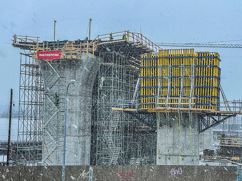 Stavba částí velkého městského okruhu Tomkovo náměstí a Rokytova pokračuje stavbou pilířů pro mostní estakádu nad maloměřickým seřaďovacím nádražím.