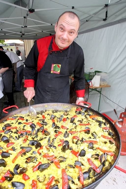 Na Burianově náměstí vařili kuchaři z šesti brněnských restaurací pochoutky z mořských plodů.